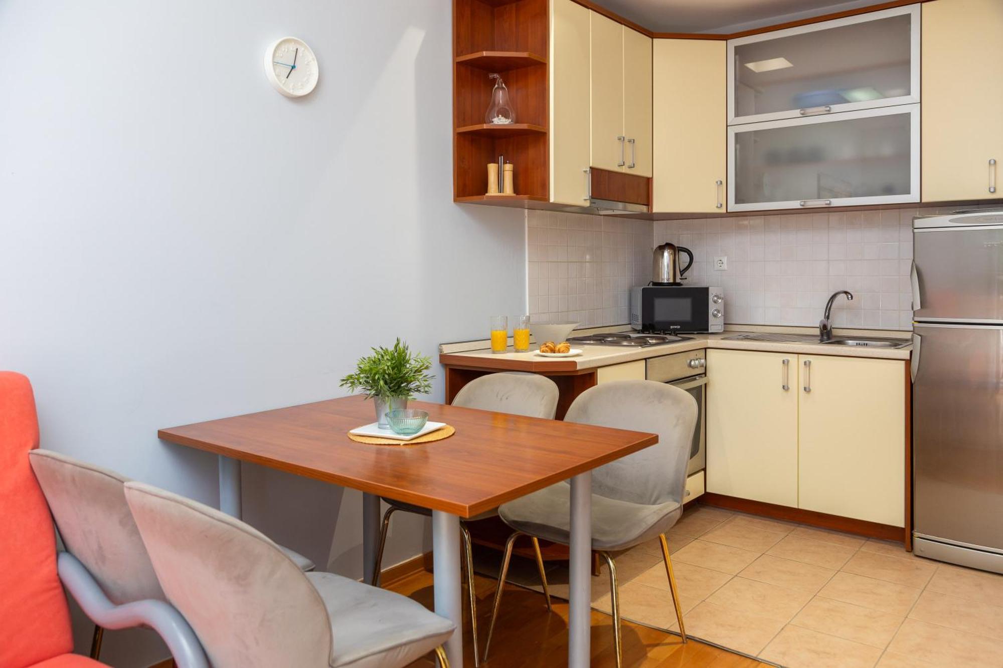 Brkic Apartments With Private Parking Макарска Экстерьер фото