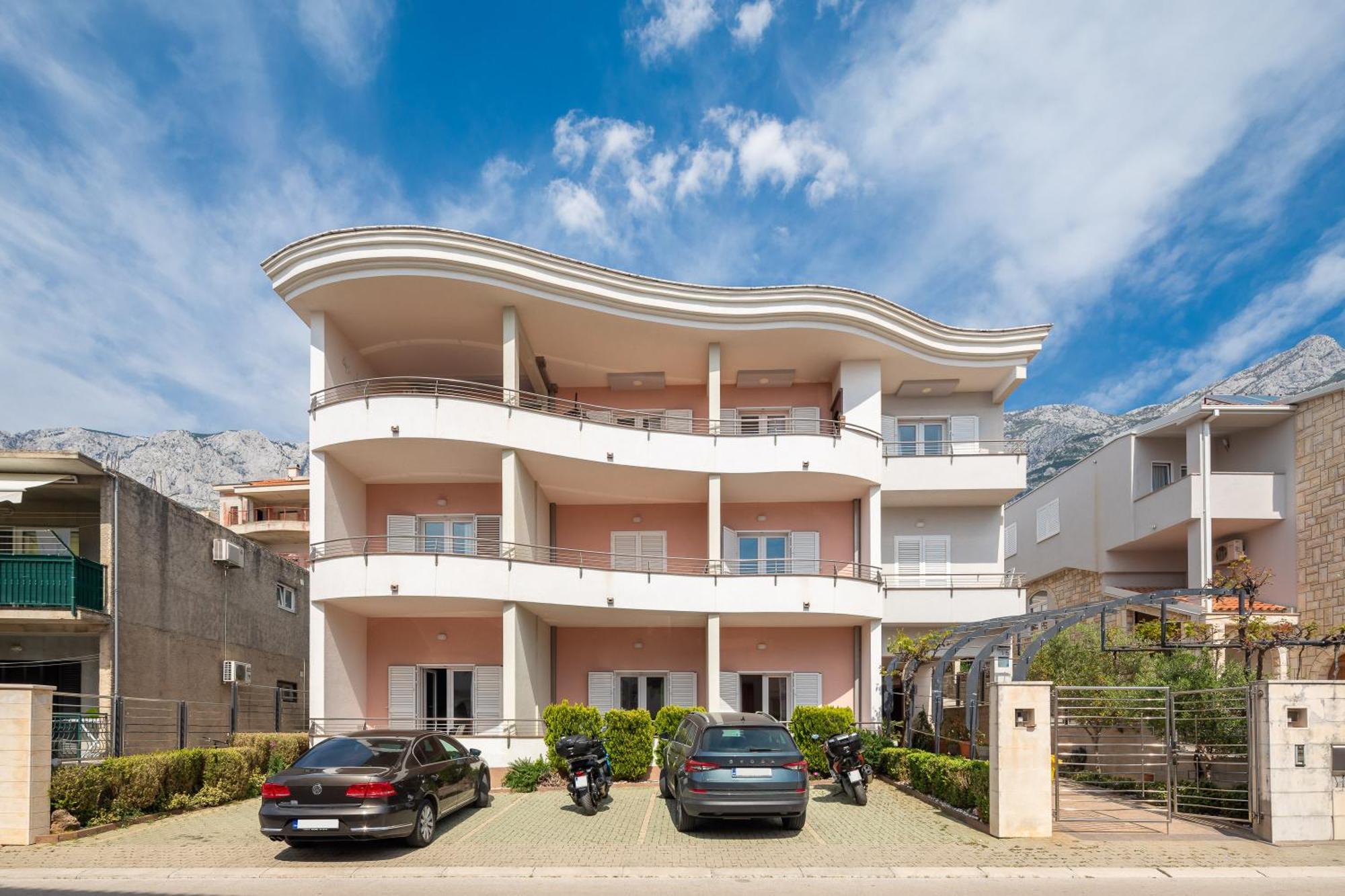 Brkic Apartments With Private Parking Макарска Экстерьер фото